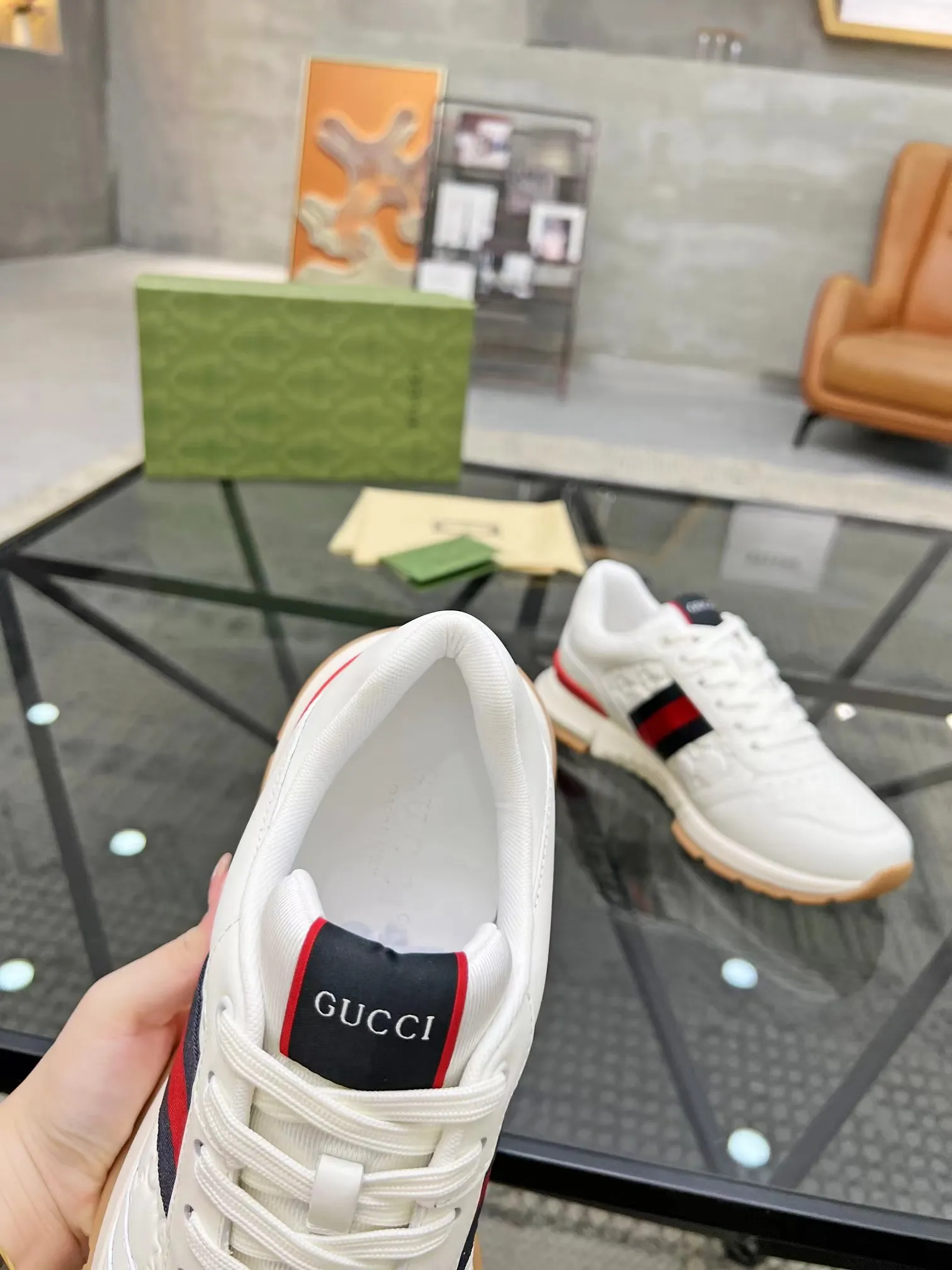 P460 new men's shoes GUCCI [Lightning] latest shoes are shipped. Original quality, fashionable, made of special materials, sheepskin lining, brand new packaging. The foot feels super comfortable and the workmanship is impeccable. Size: 38-45